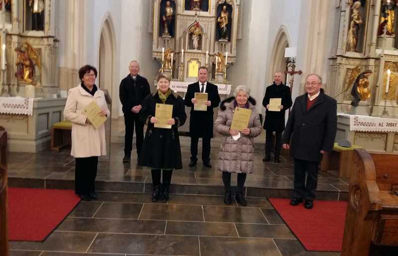 Monika Melbinger Von links: Anneliese Weißenböck, Pater Thomas Friedmann, Karin Hochegger, Hannes Jörgler, Philomena Kormann, Richard Hausegger, Pater Paulus Kamper.